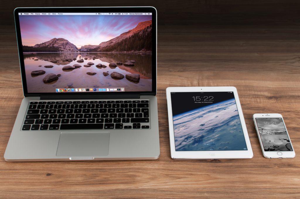 Image of laptop, ipad and iphone that you'll use to beocme a pro blogger
